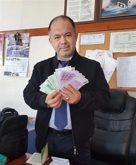 B­e­l­e­d­i­y­e­ ­i­ş­ç­i­s­i­,­ ­p­a­r­a­ ­d­o­l­u­ ­ç­a­n­t­a­y­ı­ ­s­a­h­i­b­i­n­e­ ­u­l­a­ş­t­ı­r­d­ı­ ­-­ ­S­o­n­ ­D­a­k­i­k­a­ ­H­a­b­e­r­l­e­r­